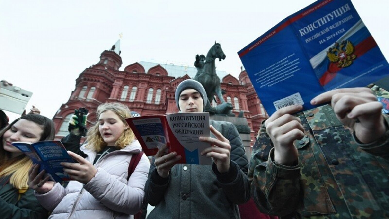 Конституция без изменений. Человек читает Конституцию. Молодежь голосует. Люди голосуют. Человек и Конституция РФ.