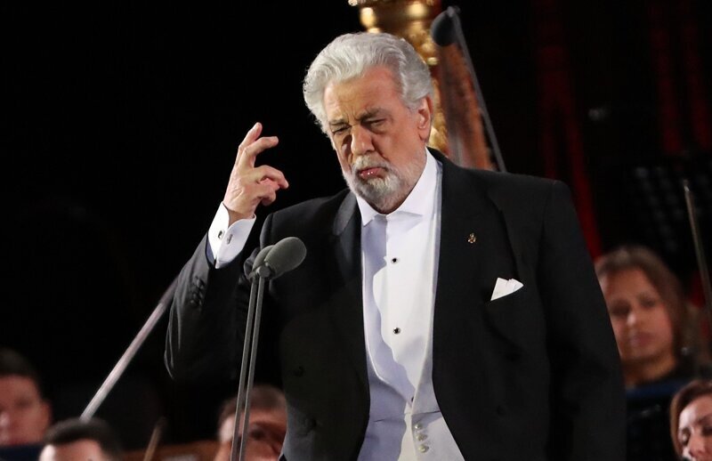 Знаменитый оперный певец Пласидо Доминго заявил, что вместе с семьей уходит на карантин, после того как ему подтвердили диагноз - коронавирусная инфекция