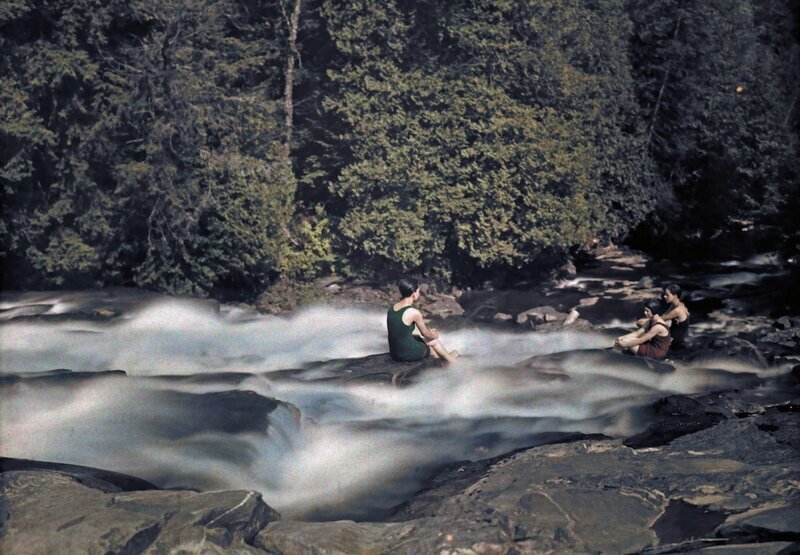 1927. Отдыхающие у бегущей реки в теплый летний день. Автор фото: Клифтон Р. Адамс