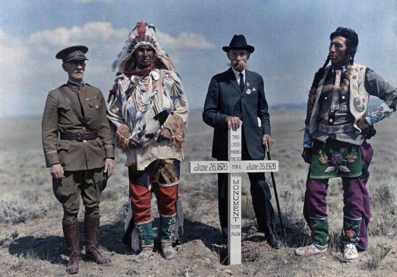 1927. Индейская резервация Кроу, Монтана – мужчины стоят рядом с памятником Седьмой кавалерии. Автор фото: Эдвин Л. Вишерд