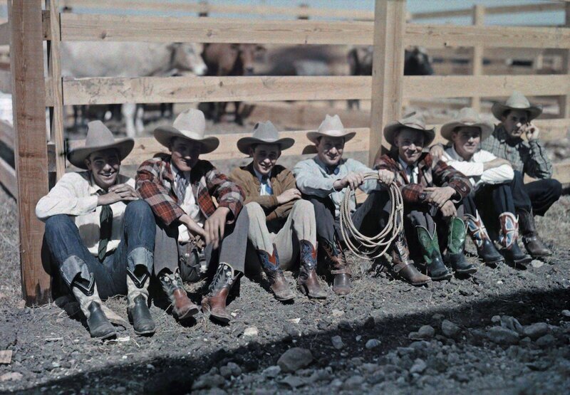 1928. Сан-Антонио, штат Техас – ковбои и всадники сидят вдоль забора на родео. Автор фото: Клифтон Р. Адамс