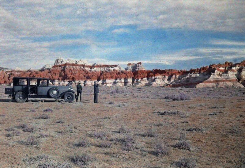 1929. Индейская резервация Хопи – мужчины стоят рядом с автомобилем в поле и смотрят на близлежащий каньон. Автор фото: Клифтон Р. Адамс