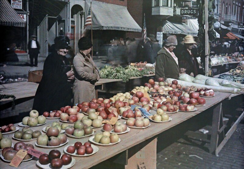 1929. Огайо – яблочный стенд на ярмарке в Лундонвилле. Автор фото: Яков Дж. Гайер