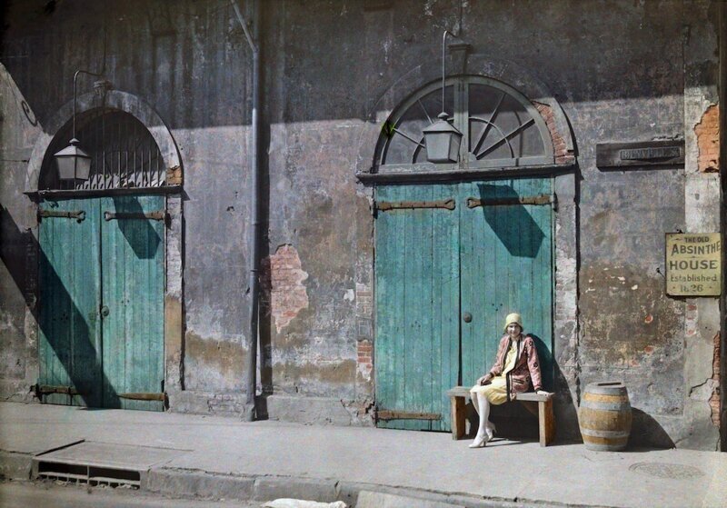 1929. Женщина сидит возле дверей бара «Олд Абсент Хаус» (Old Absinthe House / Старый дом абсента) в Нью-Орлеане. Автор фото: Эдвин Л. Вишерд