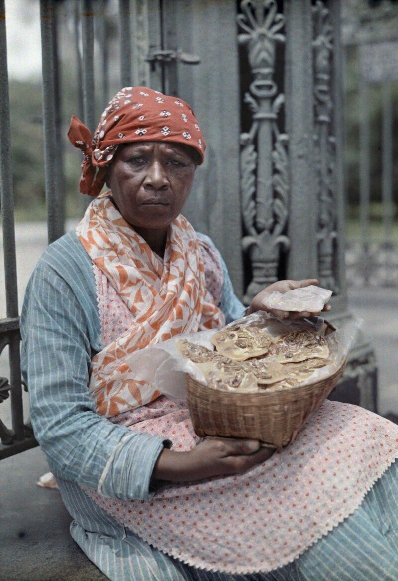 1929. Новый Орлеан, Луизиана – продавщица пралине во Французском квартале. Автор фото: Эдвин Л. Вишерд