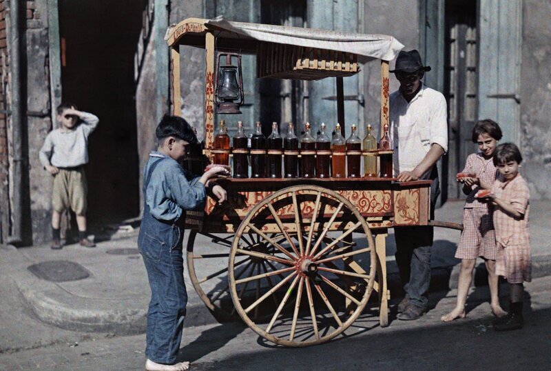 1929. Новый Орлеан, Луизиана – дети собирались вокруг продавца. Автор фото: Эдвин Л. Вишерд