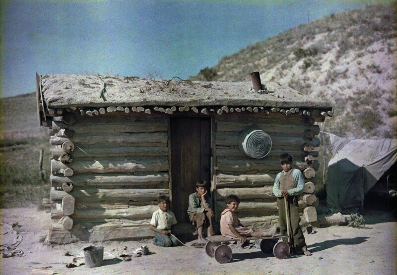 1929. Индейская резервация Пайн-Ридж, Южная Дакота – детвора возле дома с дерновой крышей. Автор фото: Ричард Хьюитт Стюарт