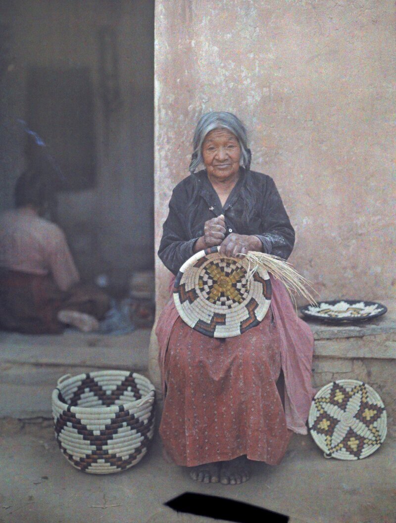 1916. Портрет женщины из индейского народа хопи плетет корзину. Автор фото: Франклин Прайс Нотт
