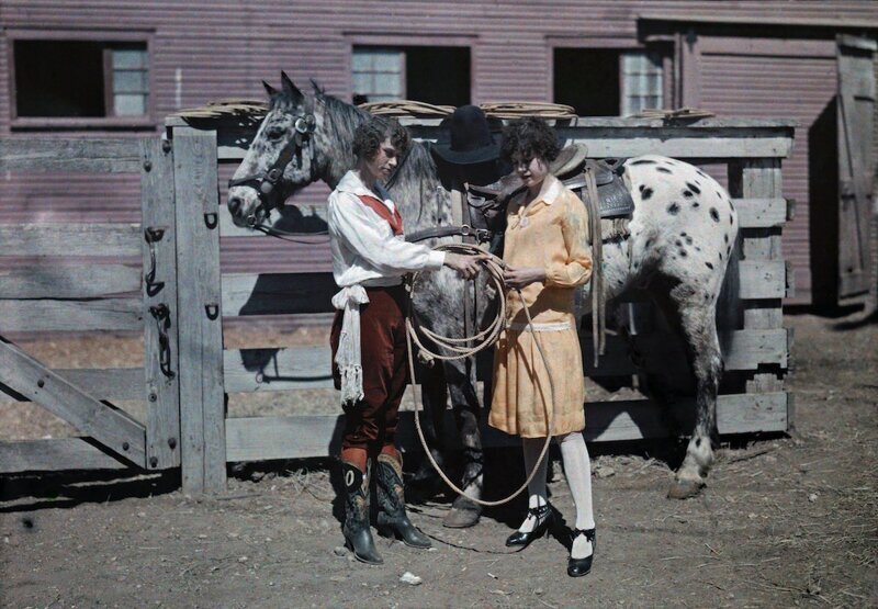 1929. Форт-Уэрт, штат Техас – наездница показывает своей сестре, как обращаться с веревками. Автор фото: Клифтон Р. Адамс