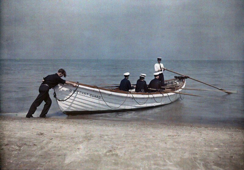 1929. Аштабула, Огайо – служащие береговой охраны отчаливают в своей лодке. Автор фото: Джейкоб Дж. Гайер