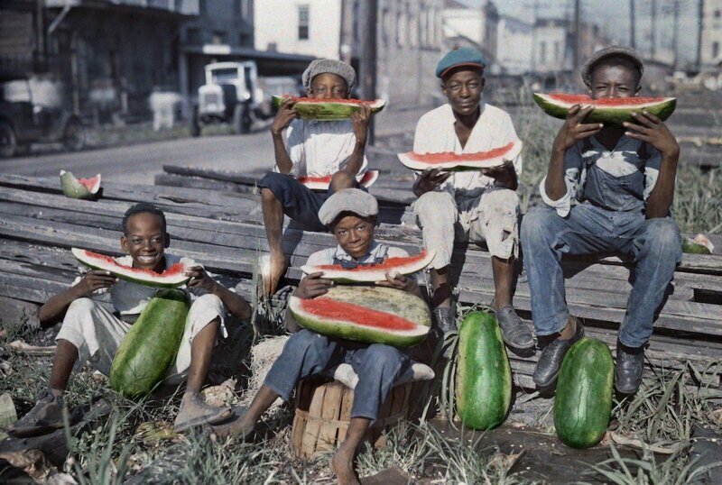 1930. Новый Орлеан, Луизиана – пятеро мальчишек едят арбуз. Автор фото: Эдвин Л. Вишерд