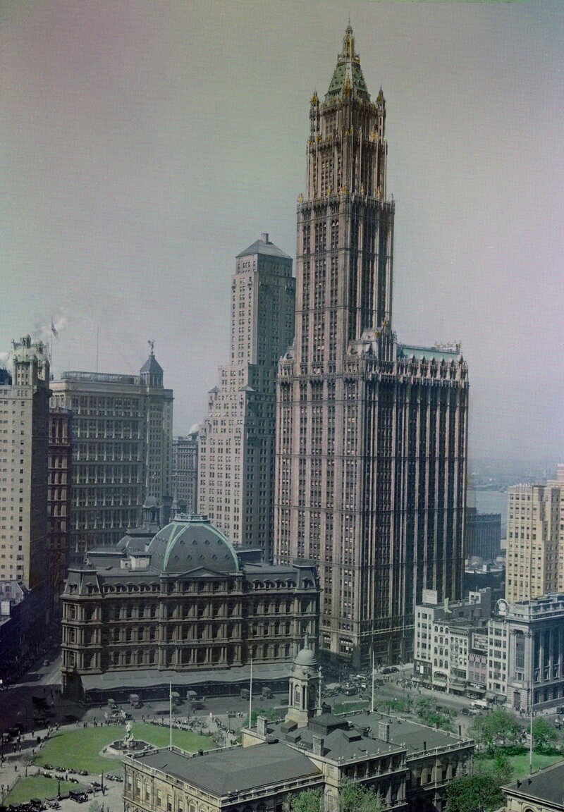 1930. Манхэттен, Нью-Йорк – почти шестидесятиэтажный небоскреб Вулворт-билдинг возвышается на горизонте Нью-Йорка. Автор фото: Клифтон Р. Адамс / Эдвин Л. Вишерд