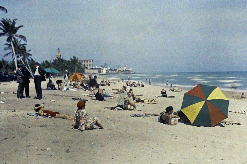 1930. Майами-Бич, Флорида – группа людей отдыхает на океанском побережье. Автор фото: Клифтон Р. Адамс