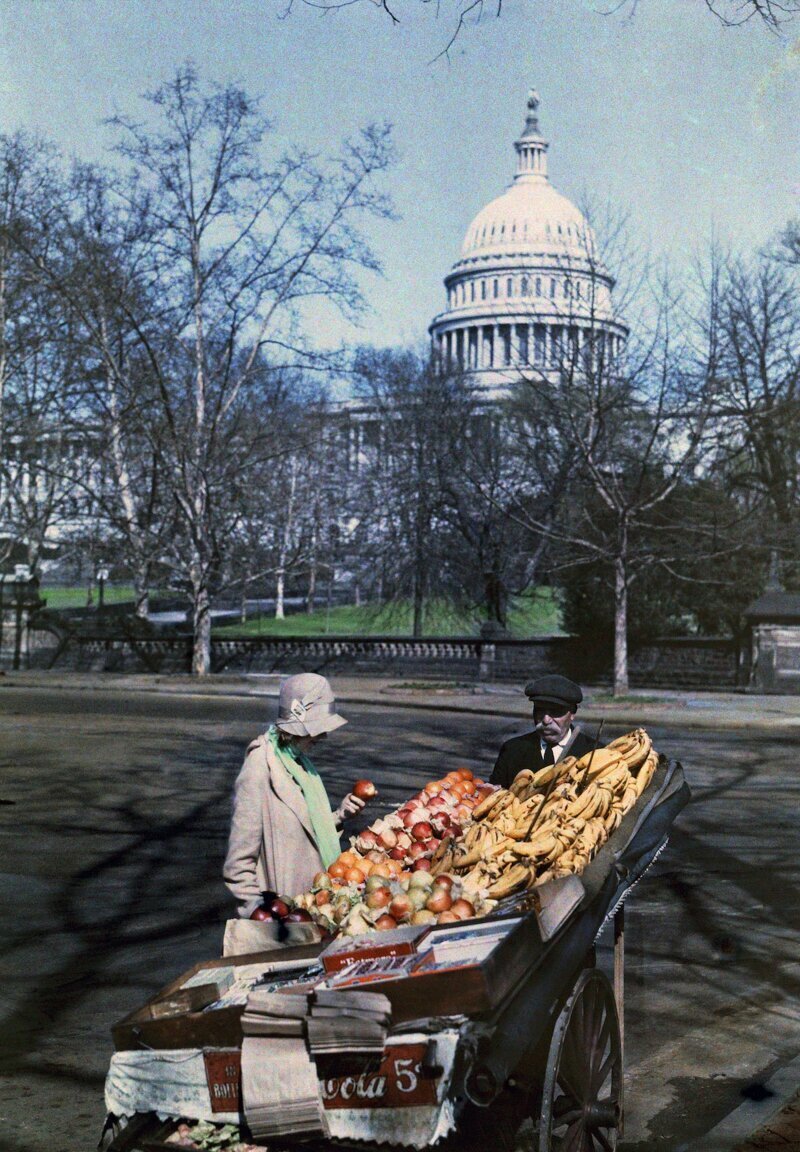 1930. Вашингтон, округ Колумбия – женщина перед стеллажом с фруктами в столице США. Автор фото: Оррен Р. Лоуден