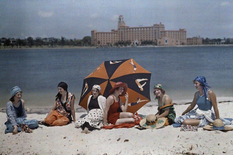 1930. Санкт-Петербург, штат Флорида – женщины сидят на пляже. Автор фото: Клифтон Р. Адамс