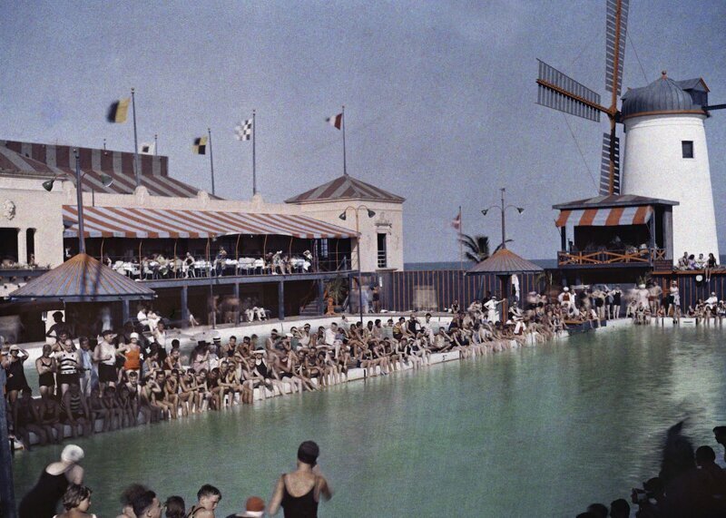 1930. Майами-Бич, Флорида – толпа людей собралась вокруг бассейна, где проходят соревнования по плаванию. Автор фото: Клифтон Р. Адамс