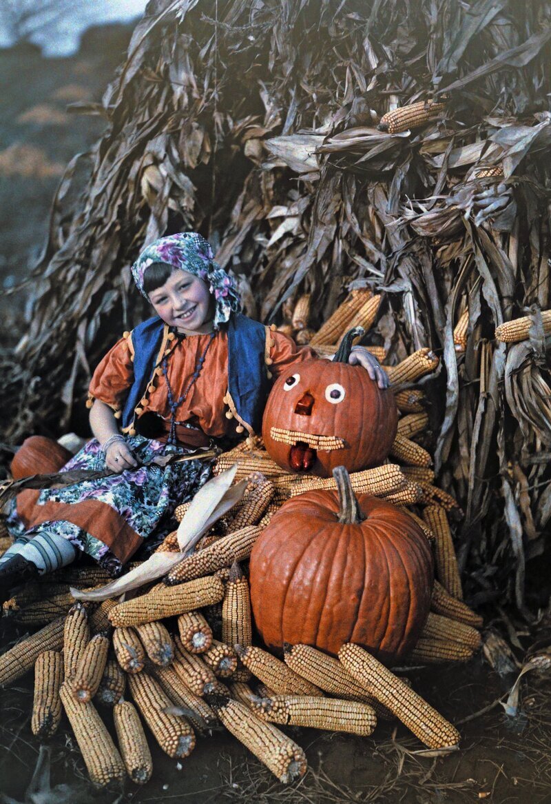1926. Вирджиния – девочка позирует с кукурузными початками и тыквами во время сбора урожая. Автор фото: Чарльз Мартин