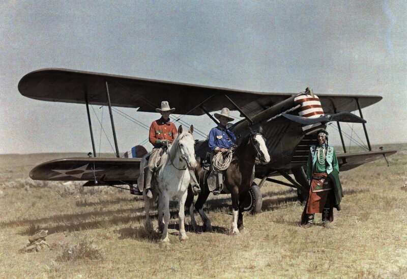 1927. Монтана – Трое мужчин стоят перед самолетом в резервации Кроу. Автор фото: Эдвин Л. Вишерд