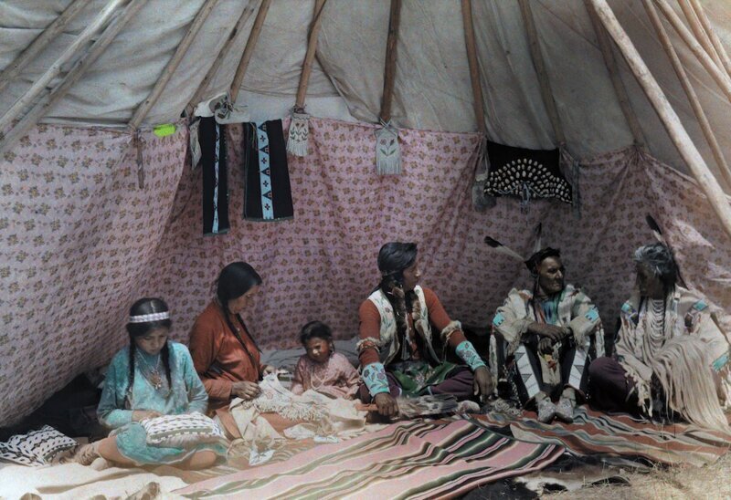 1927. Монтана – семья индейцев в своем жилище, типи. Автор фото: Эдвин Л. Вишерд