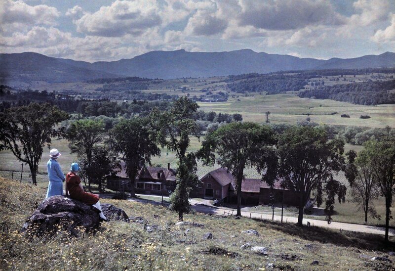 1927. Стоу, штат Вермонт – две женщины смотрят на запад от деревни Стоу к горе Мэнсфилд. Автор фото: Клифтон Р. Адамс