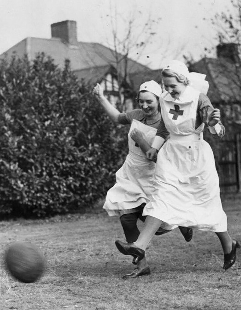 Медсестры из Красного креста в 1939-м году находили время и на футбол