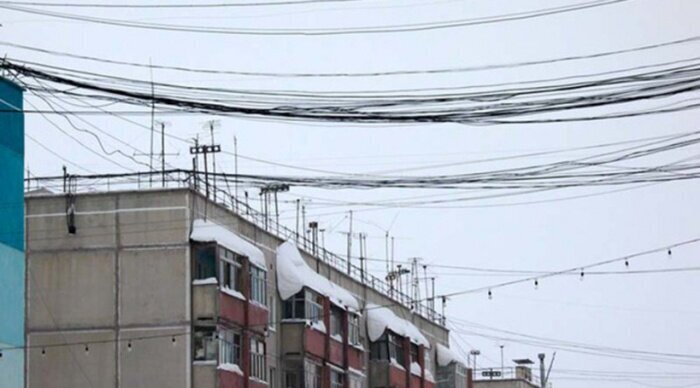 Для чего натягивают провода между многоэтажками?