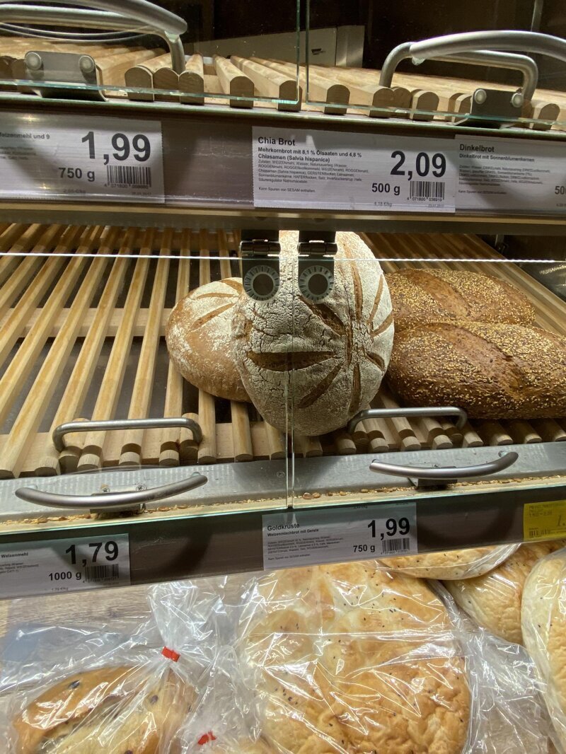 Буханка хлеба приветствует покупателей