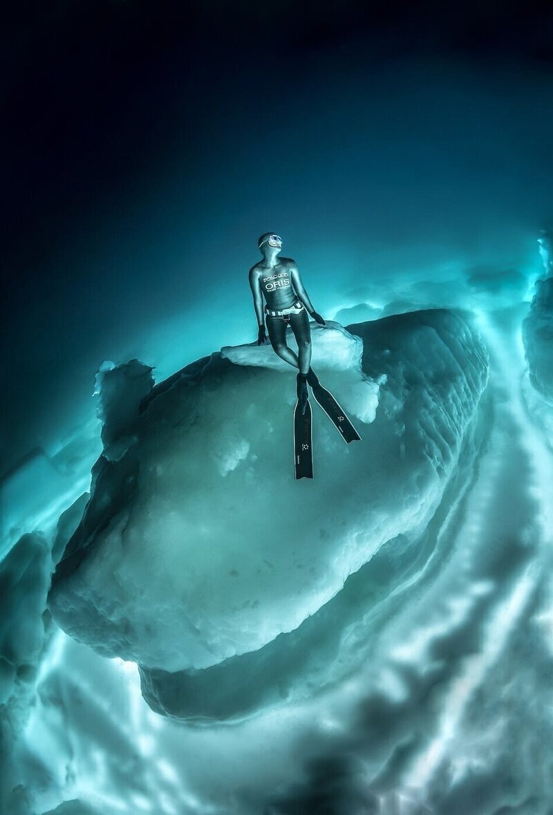 Дайверы сделали потрясающие снимки под айсбергами