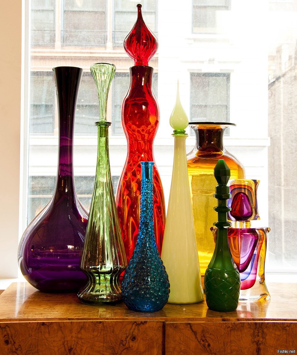 Стекольное изделие. Декоративные бутылки для интерьера. Цветное стекло. Вазы в интерьере. Цветные стеклянные вазы в интерьере.
