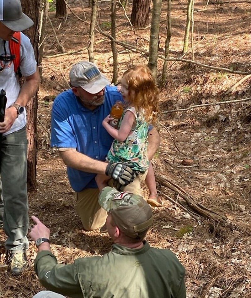 Пес спас маленькую девочку, которая заблудилась в лесу