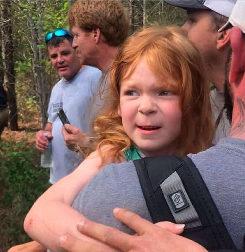 Пес спас маленькую девочку, которая заблудилась в лесу
