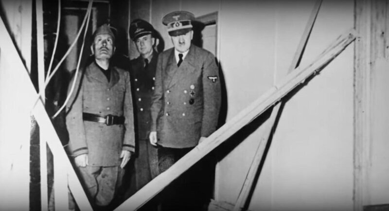 Адольф Гитлер после покушения 20 июля 1944 года.