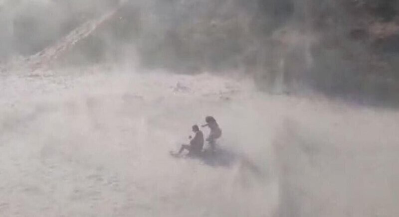 Полицейские разгоняют нарушителей карантина с помощью песчаных бурь от вертолета