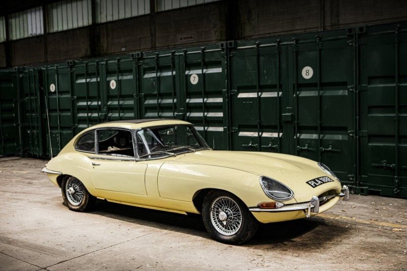 9. Jaguar E-Type 4.2 1967 года (№LE50810BW) продан за £21,375 (4 400 000 руб.).