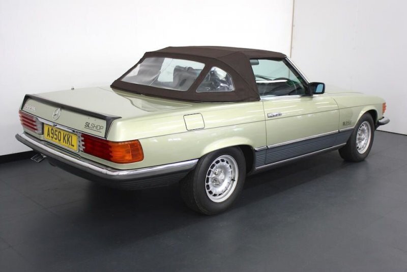 7. Mercedes-Benz 500 SL 1983 года (№10704622003261) продан за £24,750 (5 100 000 руб.).