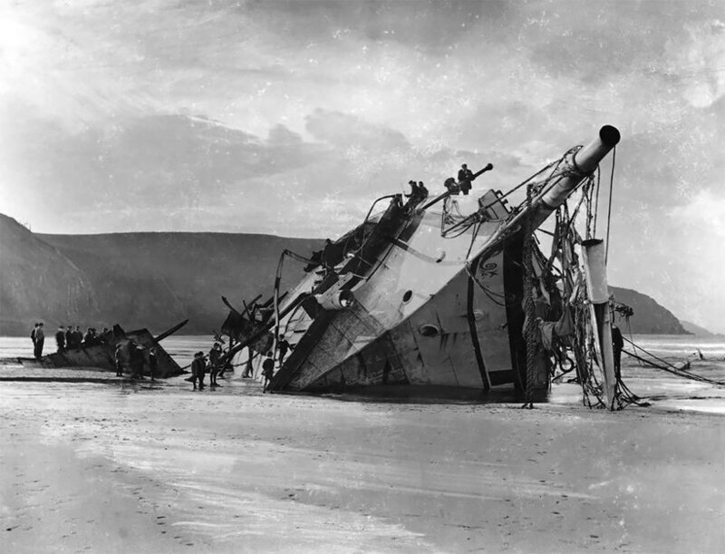 В 1860-е годы Джон Гибсон увлекся фотографией и снял свое первое кораблекрушение. На фото ― экипаж потерпевшего крушение лайнера SV Seine.