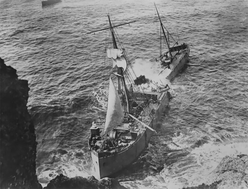 Трагедия произошла ночью, моряки спали, а лайнер был на автопилоте. К счастью, с тонущего корабля все спаслись. На фото кораблекрушение 1886 года.