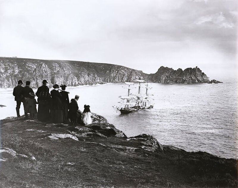 Крушение SV Granite Slate, 1895 год. Всего в составе архипелага более 140 островов, однако заселены всего лишь пять из них, остальные представляют собой безжизненные скалы.