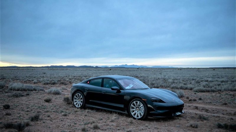 Владелец электрического Porsche совершил грандиозную поездку длиной 11 000 миль