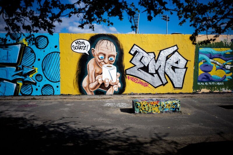 Граффити художника Эме Фритхинкера с Голлумом и рулоном туалетной бумаги в берлинском Парке Мауэр