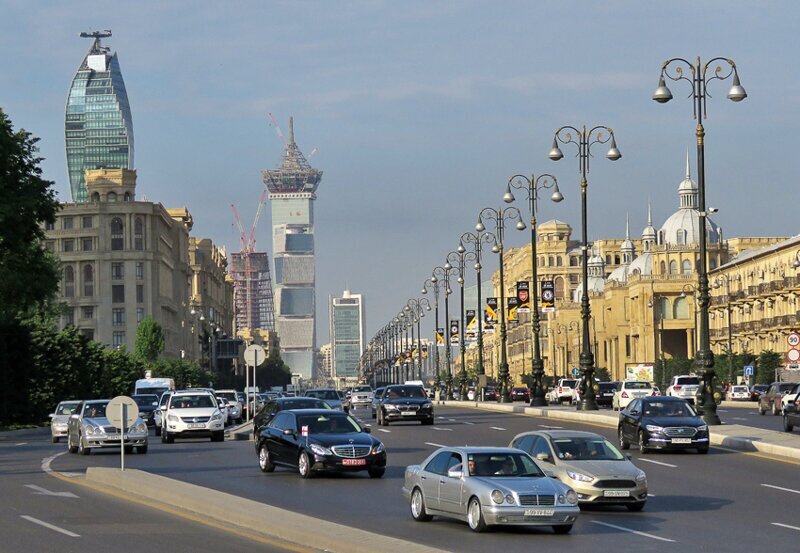Баку. Часть 14: Чёрный город и проспект Алиева