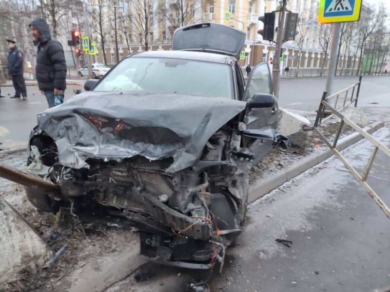 Авария дня. В Вологде погиб водитель такси