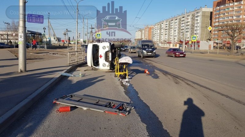В Красноярске перевернулась машина скорой помощи: пострадал двухлетний ребенок
