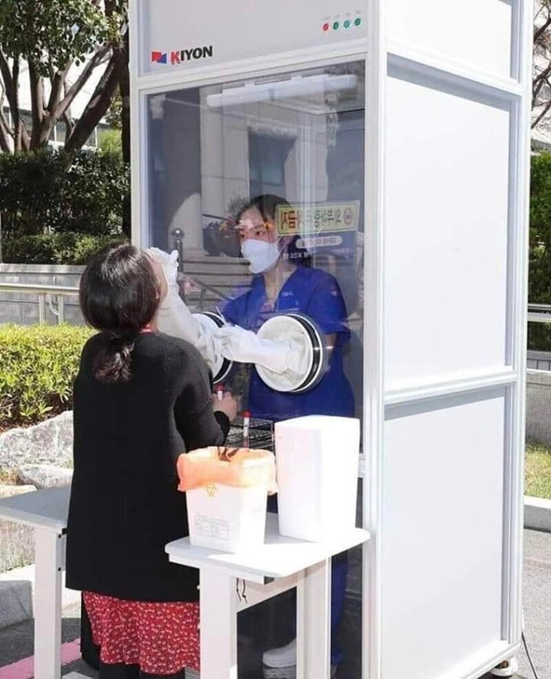 Вот так выглядит уличная лаборатория для бесплатного тестирования граждан на коронавирус. Говорят, их тысячи по всей Южной Корее