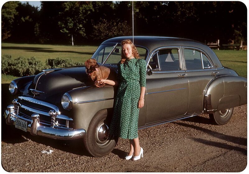 Девушка с собакой и Chevrolet Styleline DeLuxe 4 Door, 1950 год.