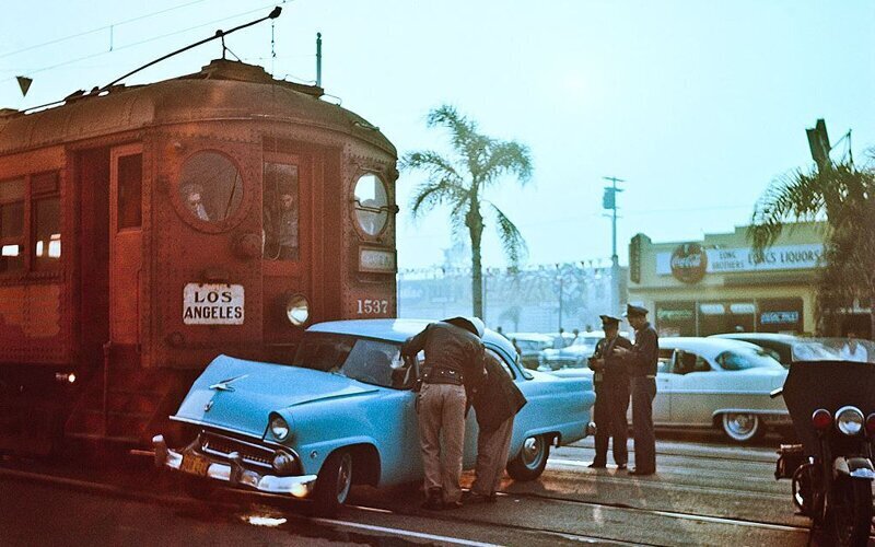 1. Столкновения Форда и пригородного поезда, Лос-Анджелес, 1955 год.