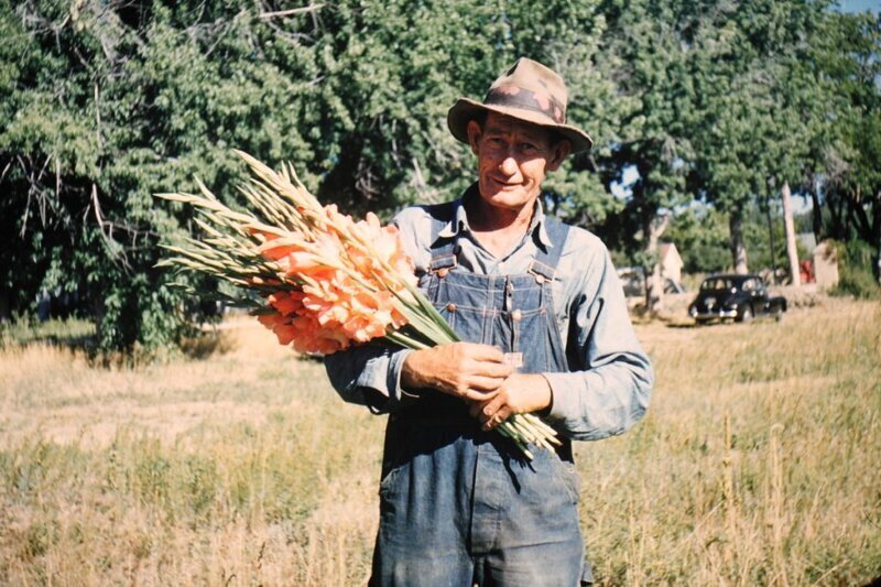 Фермер с букетом цветов.