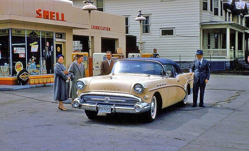 На заправочной станции, 1957 год.