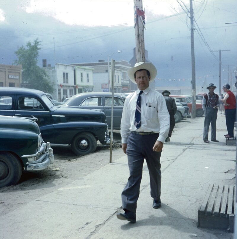 Пешеход на улице маленького городка, 1956 год.