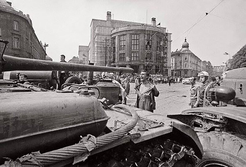 Мужчина перед советским танком на площади Шафарика. "Пражская весна". Братислава. Чехословакия. Август 1968 г.
